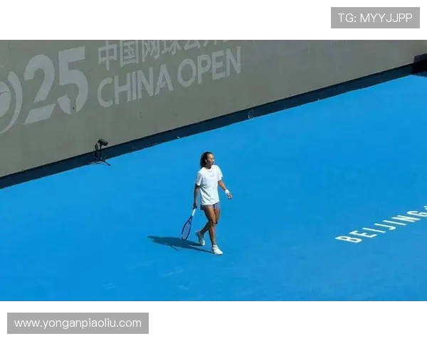 郑钦文积极备战中网赛场 热身训练状态上佳展现冠军气质